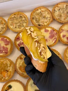 Брускетта бри-груша