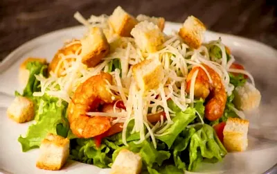 Салат цезарь с креветками 