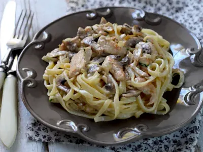 Паста с курицей и грибами 