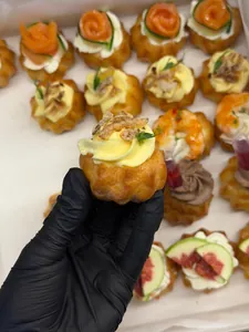 Профитроль с сырным муссом и луком фри