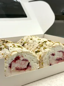 Меренговый рулет малина-фисташка